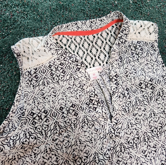 Lightweight Tank Top | lace shoulders - Picture 4 of 11